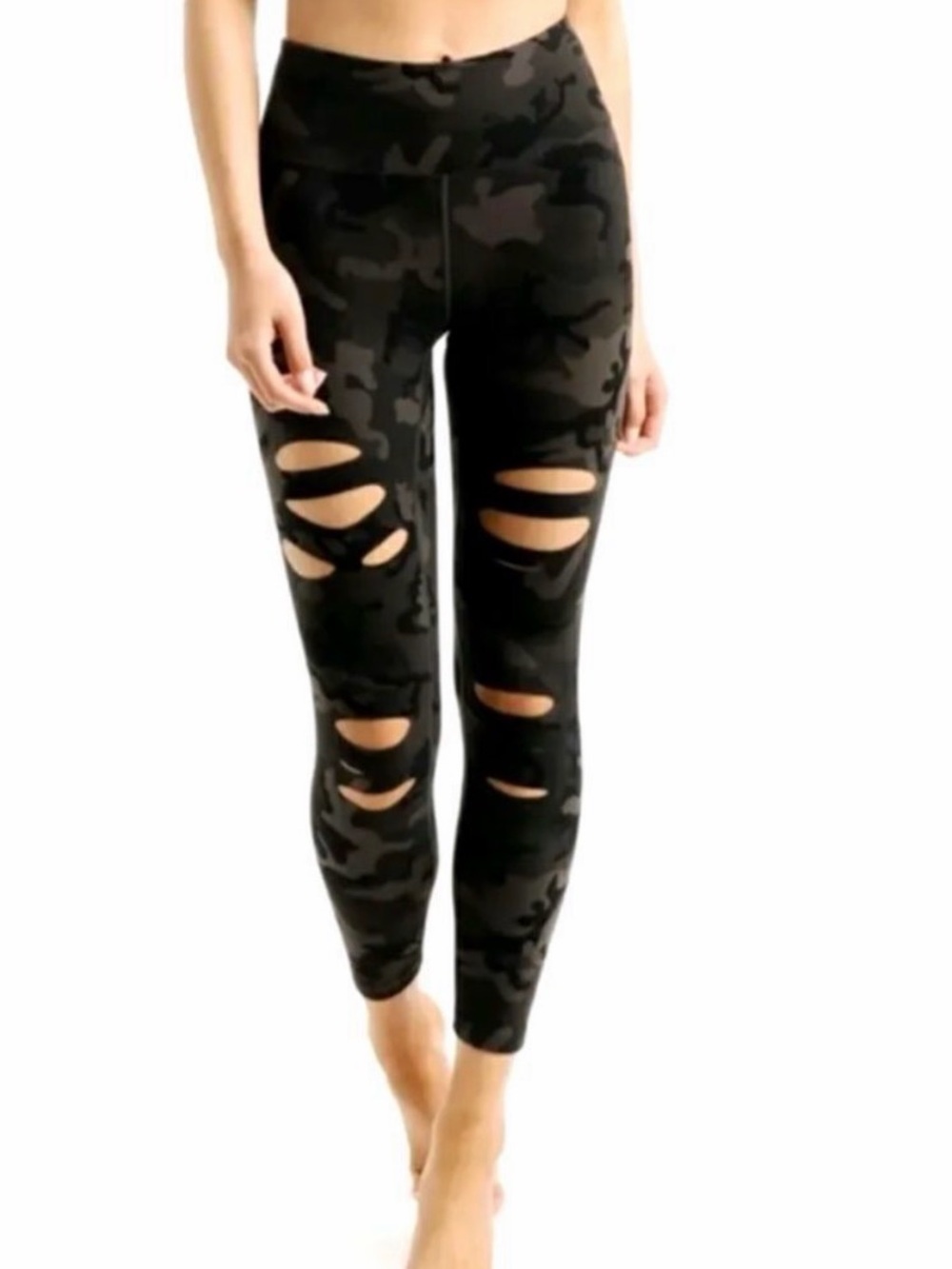 ZYIA Active Forest Camo
Slashed Luxe Hi-Rise Legging
Pants 7/8 | Size 4
